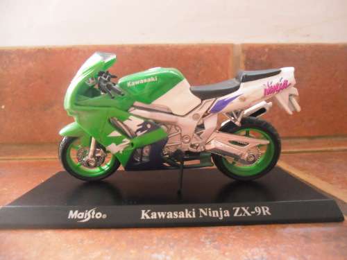 MAISTO KAWASAKI NINJA ZX-9R 1:18